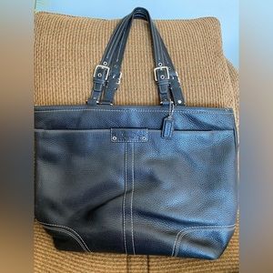 Coach tote in black pebbled leather